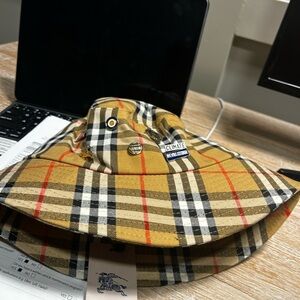 Burberry Vintage Check Bucket Hat in Tan and Black